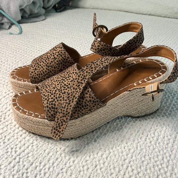 Universal threads platform sandals - Picture 2 of 5